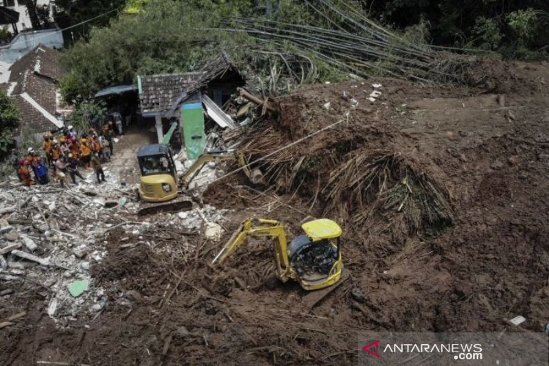 PENCARIAN LANJUTAN KORBAN TANAH LONGSOR