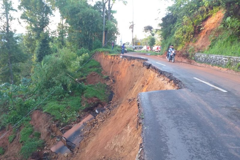 Jalan utama Cianjur-Cianjur Selatan amblas