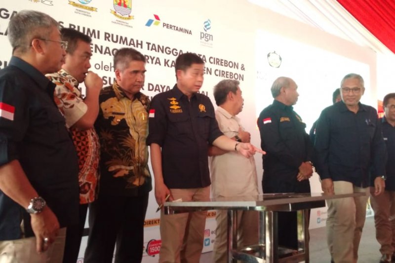 Menteri Jonan resmikan pembangunan PJU tenaga surya di Cirebon