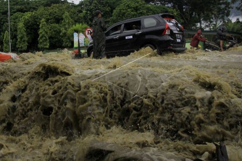 Banjir masih rendam jalan di Sentani