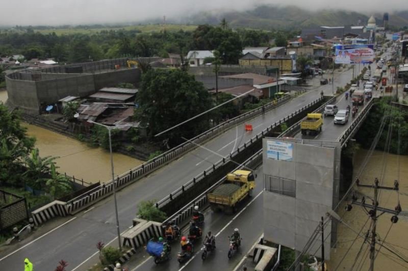 Jembatan retak akibat banjir bandang