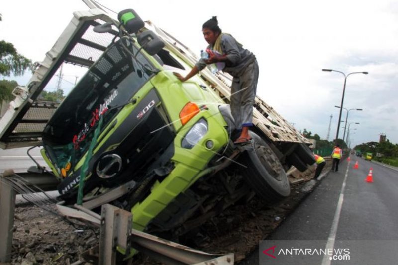 KECELAKAAN DI TOL TANGERANG-MERAK