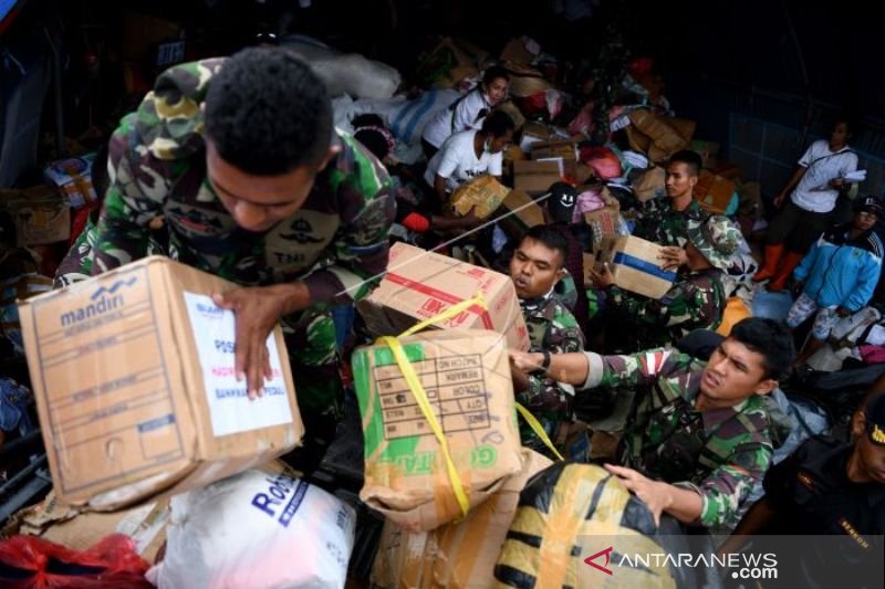 SALURKAN BANTUAN KE PENGUNGSI SENTANI