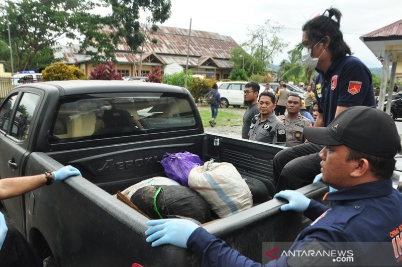 Barang bukti milik terduga teroris Poso diangkut ke Palu