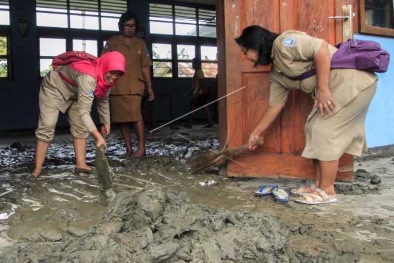 Bersihkan sekolah pascabanjir bandang Sentani