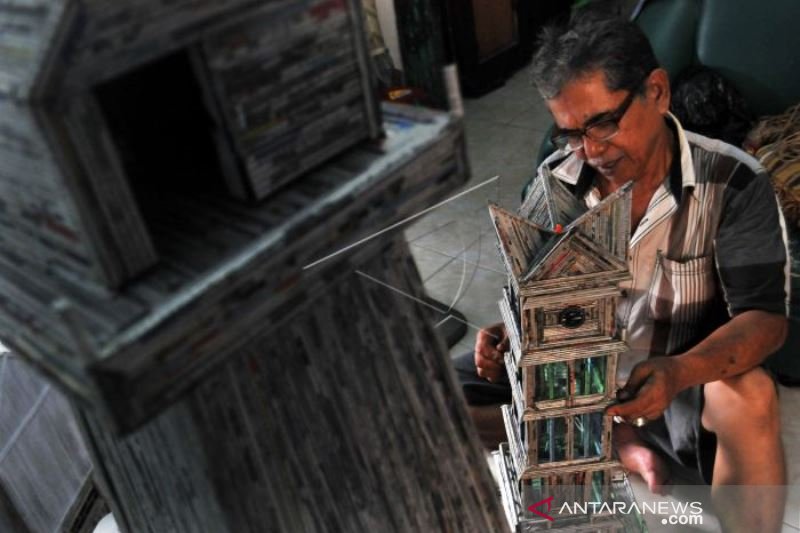 MINIATUR JAM GADANG BERBAHAN KORAN BEKAS