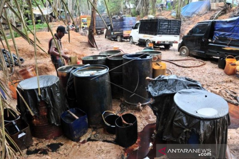 PRODUKSI MINYAK ILEGAL DI JAMBI