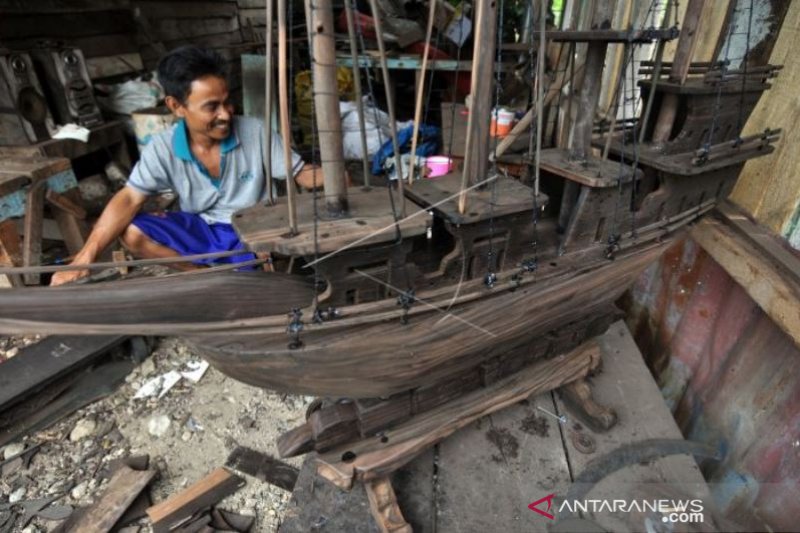 KERAJINAN KAYU HITAM