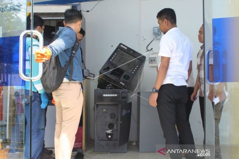 PEMBOBOLAN MESIN ATM DI PONTIANAK