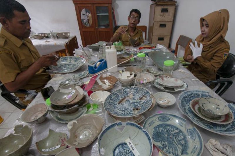 Perbaikan koleksi keramik museum