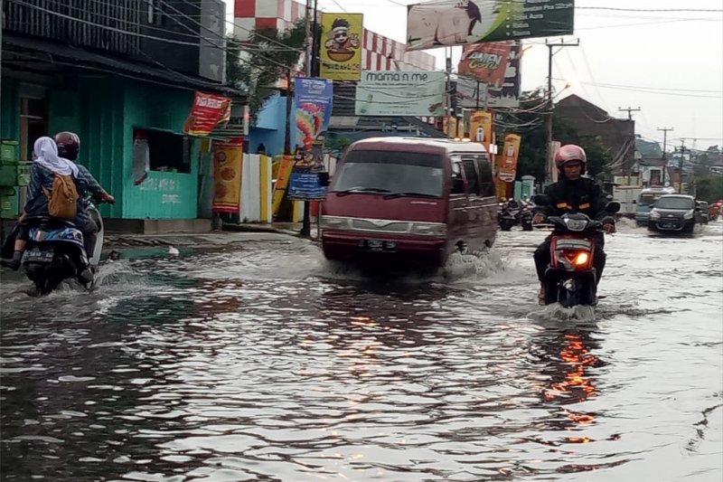 Sejumlah jalan protokol di Kabupaten Garut terendam banjir