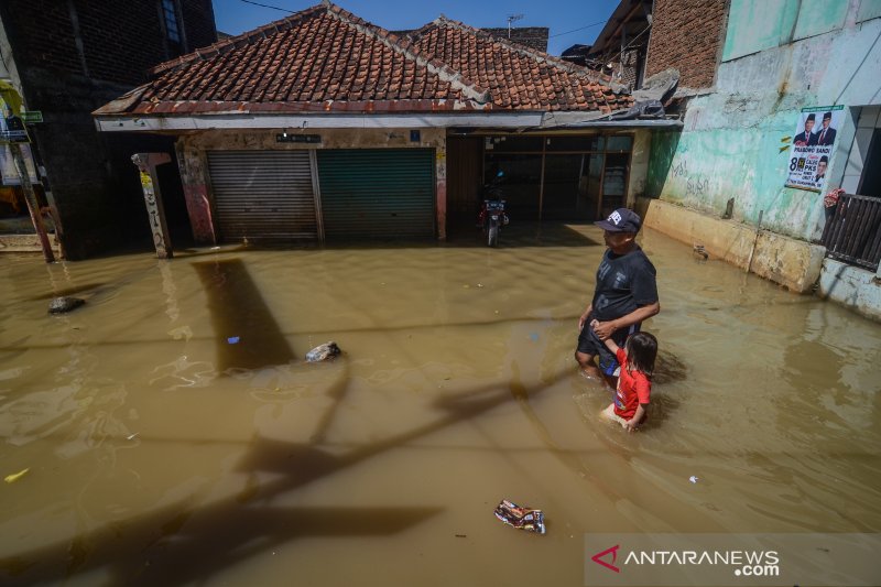 Sekitar 380 orang mengungsi akibat banjir di Kabupaten Bandung