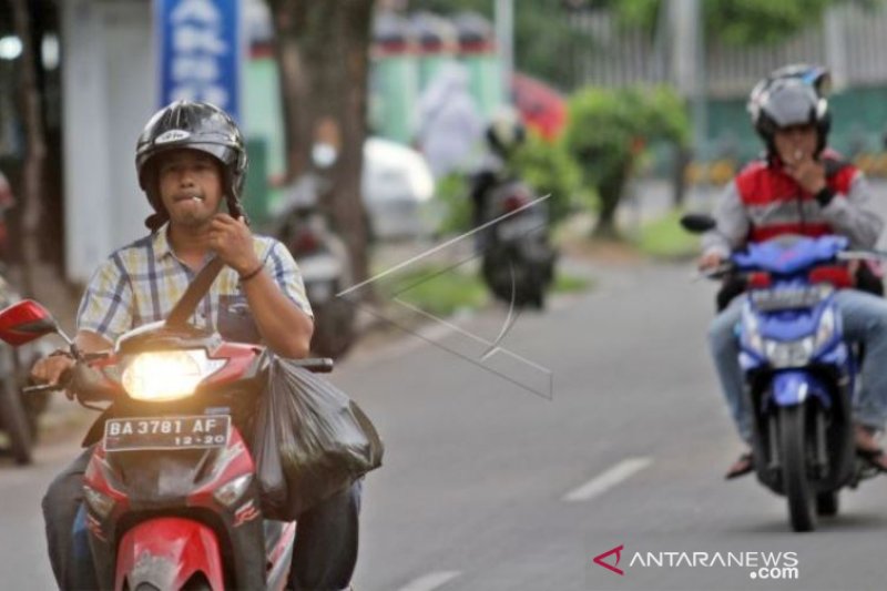 LARANGAN MEROKOK SAAT BERKENDARAAN