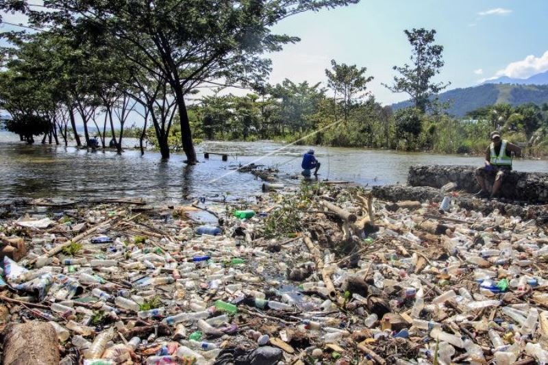 Sampah di Danau Sentani