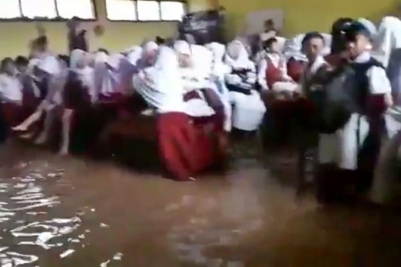 Banjir bandang terjang dua sekolah di Ujung Berung Bandung