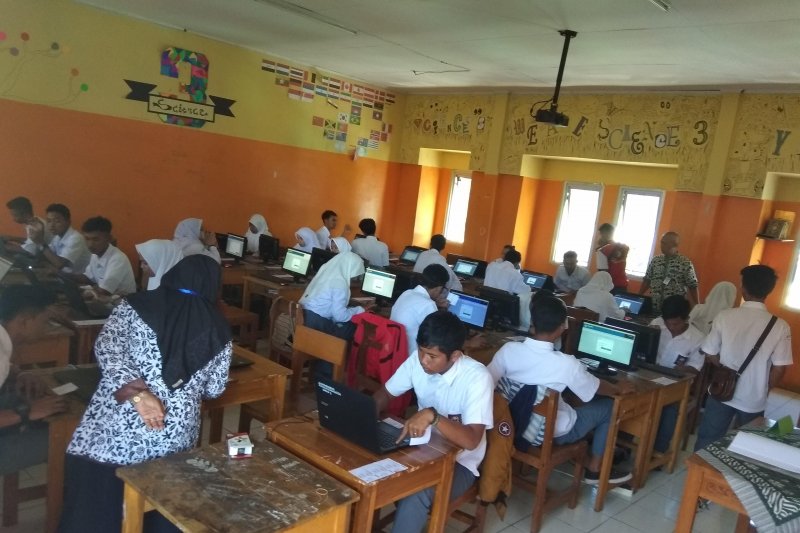 Puluhan siswa SMA Terbuka di Garut akhirnya bisa UNBK