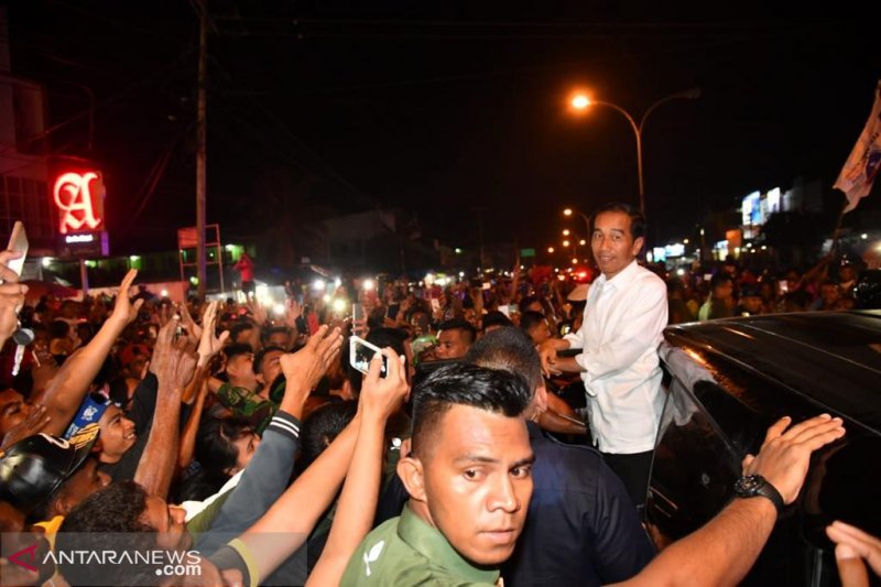 Malam hari Jokowi dicegat masyarakat enam kali di jalanan Sorong