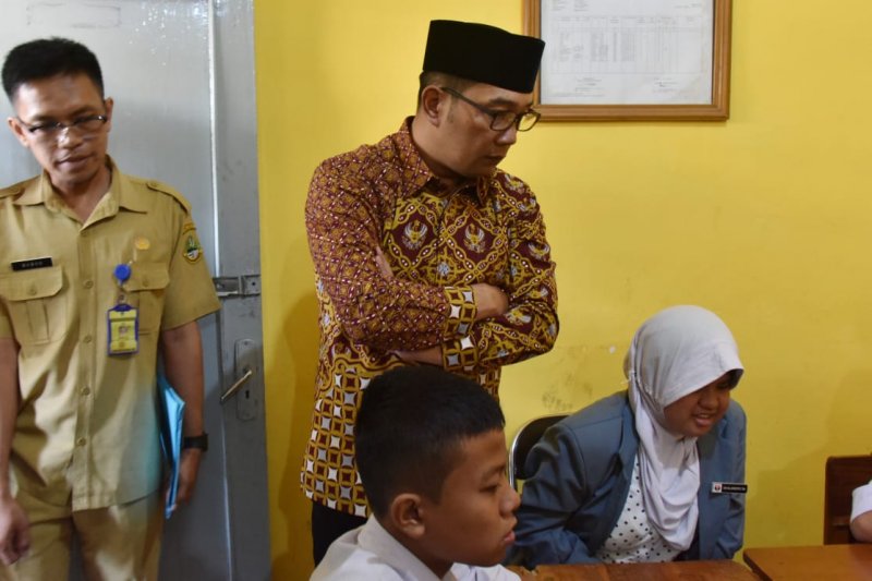 Ridwan Kamil tinjau UN di SLB Wyata Guna Bandung