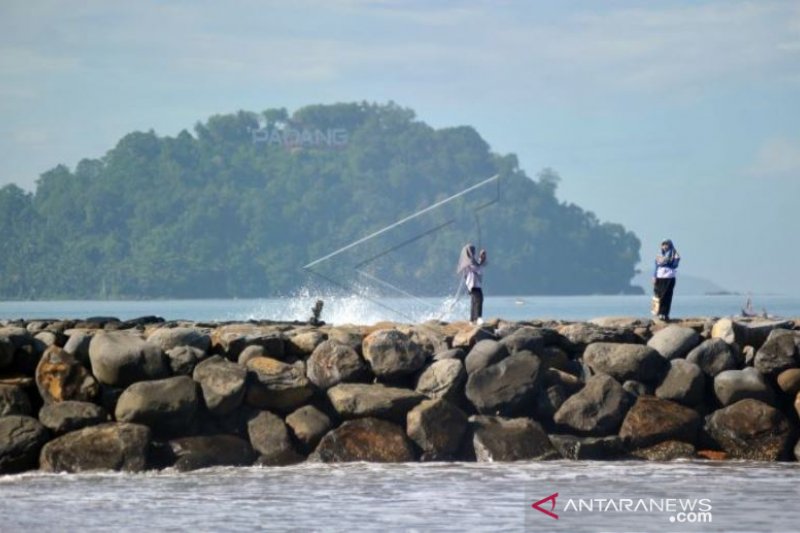 PEMBANGUNAN BATU PEMECAH OMBAK