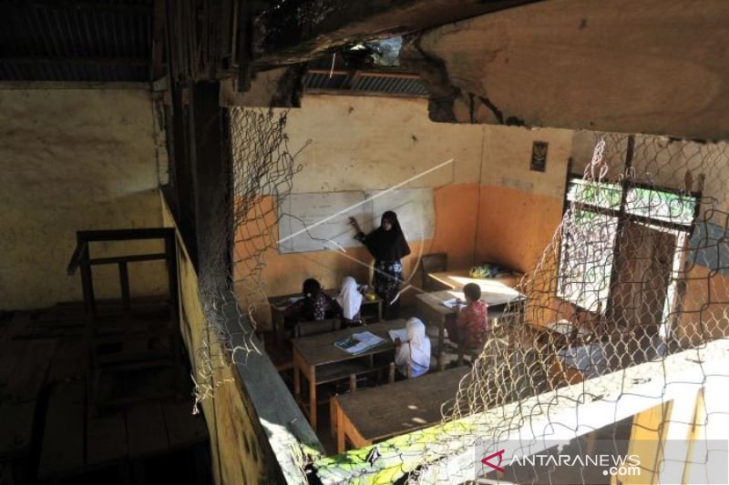 SEKOLAH TERBENGKALAI DI PERBATASAN JAMBI-SUMBAR