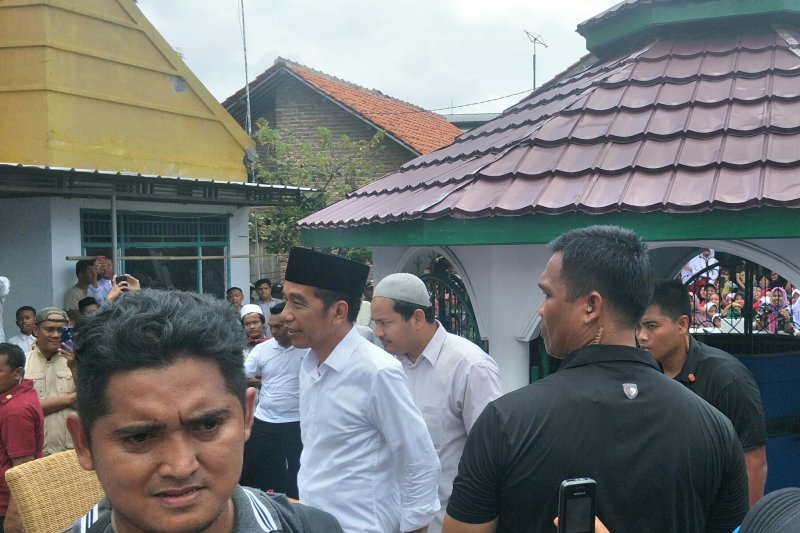 Jokowi shalat Jumat di masjid Tegalwangi Kabupaten Cirebon