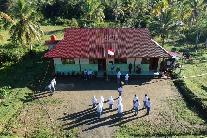 Mengabdikan diri pada pendidikan di tepian negeri