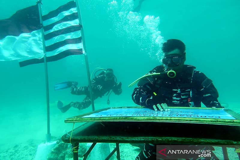Upacara anti korupsi TNI AL di bawah laut