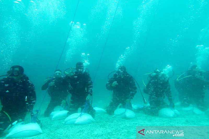 Upacara anti korupsi TNI AL di bawah laut