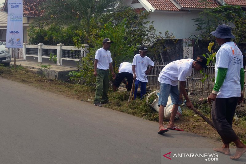 Bersih-bersih kampung bersama BUMN di Sungaibuntu Karawang