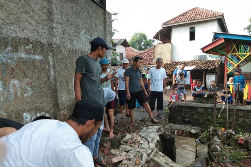 Warga korban banjir bandang Ciherang mulai pulang ke rumah