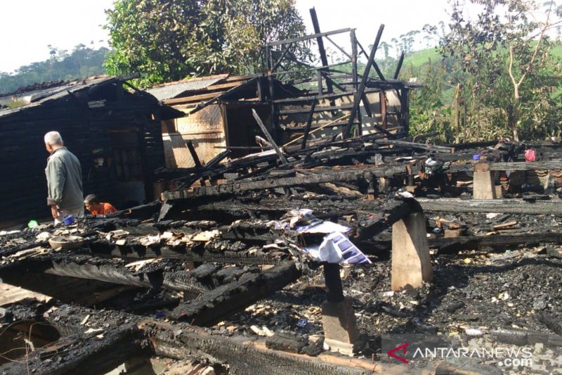 Pasangan suami istri selamat dari peristiwa kebakaran di Sukanegara