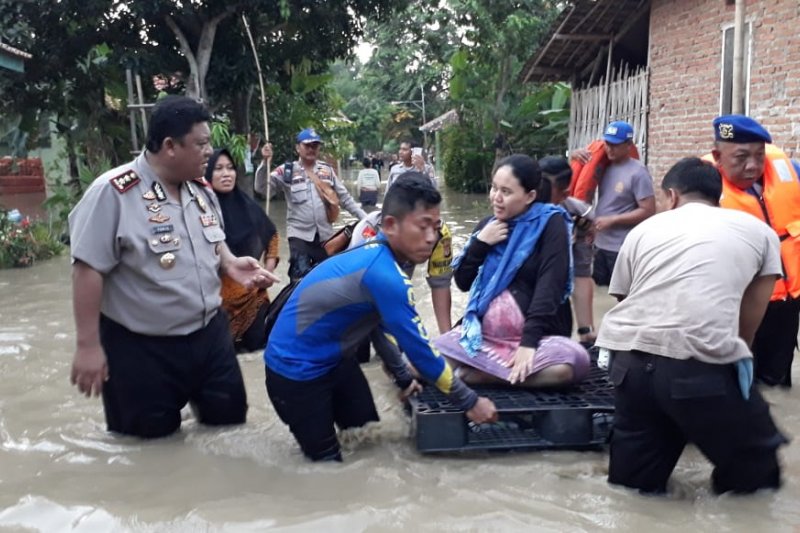 Warga terdampak banjir di Indramayu dievakuasi