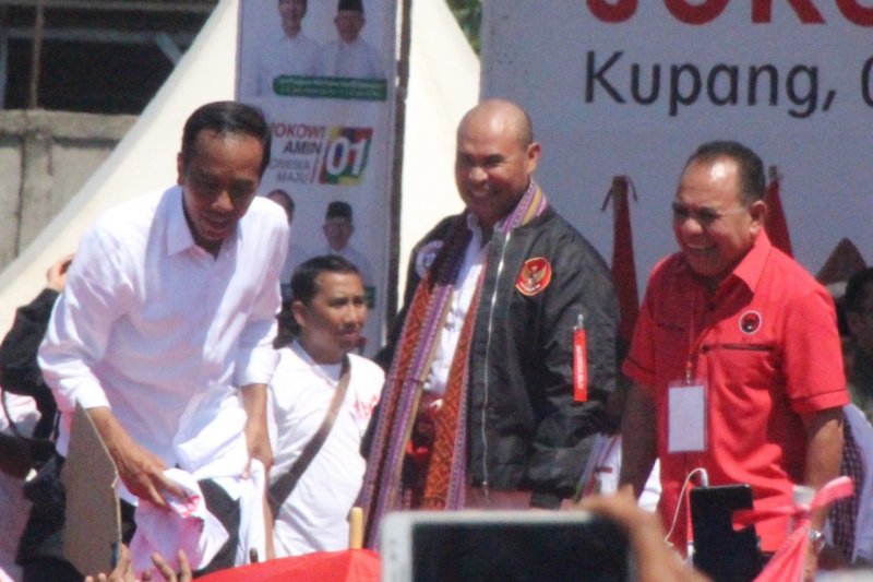 Jokowi bagi kaos saat kampanye akbar Pilpres 2019 di Kupang