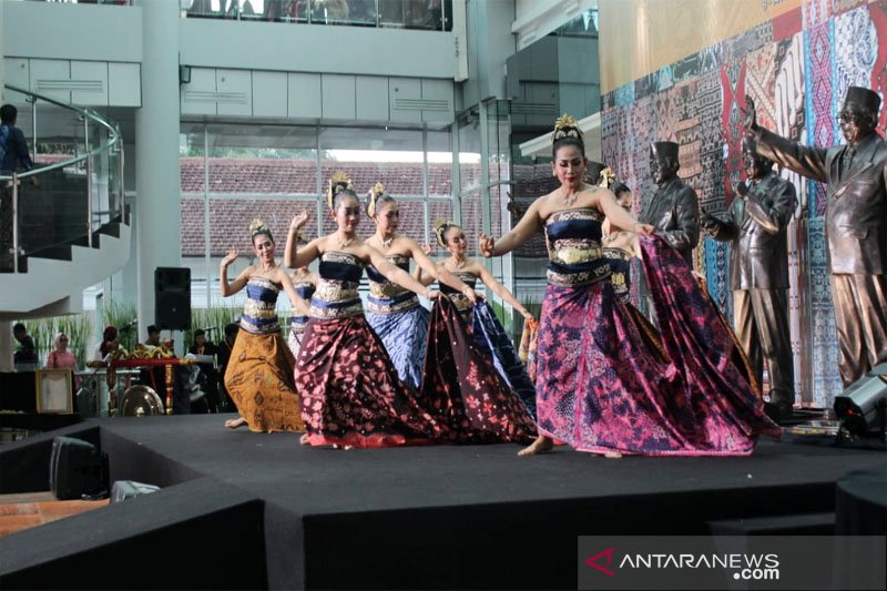 Ratusan helai kain adat hadir di Museum Kepresidenan Bogor