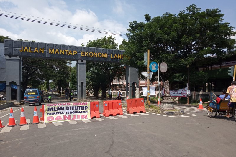 Polisi tutup jalur Jatibarang-Indramayu akibat banjir