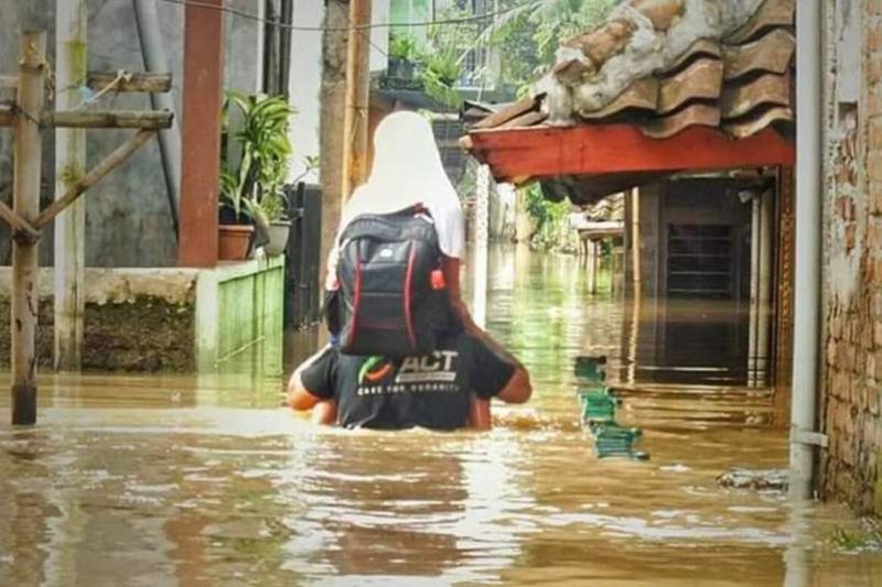 Banjir di tiga kecamatan di Bandung memaksa warga mengungsi
