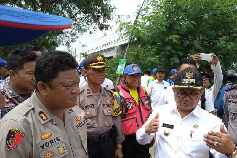 Jalan penyebab banjir di Indramayu dibongkar