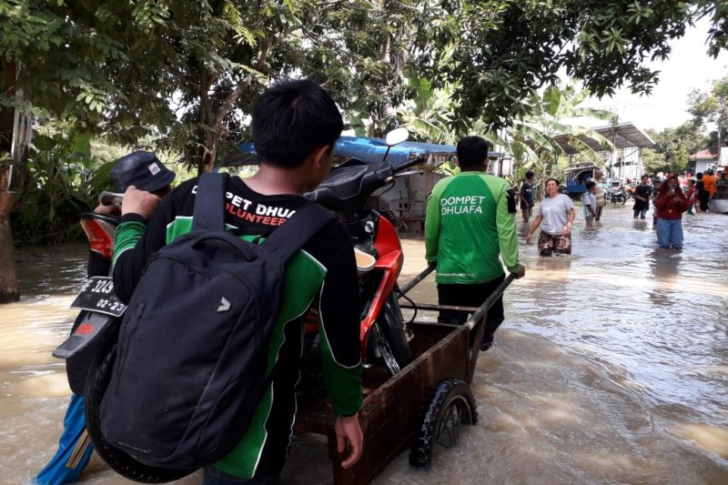 Tim Dompet Dhuafa bantu korban banjir di Indramayu