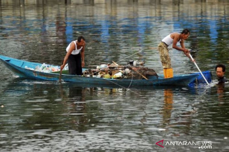 MEMBERSIHKAN SAMPAH DI OBJEK WISATA