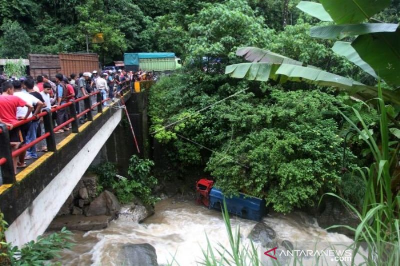 TRUK TANGKI AIR MASUK JURANG