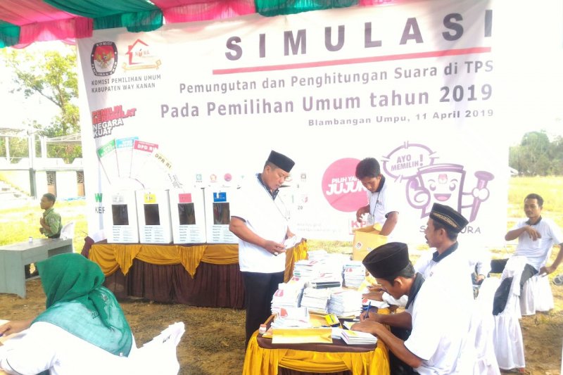 Simulasi pemilihan dan pemungutan surat suara oleh KPU Waykanan