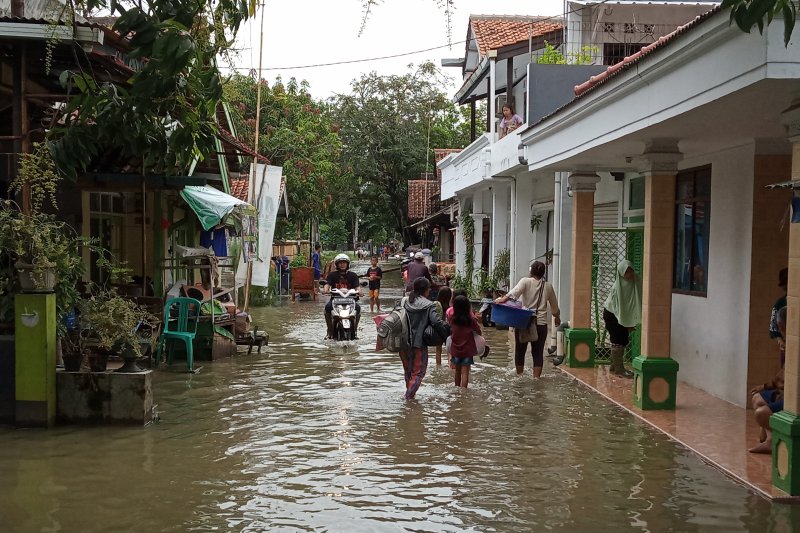 Banjir melanda lima kecamatan di Indramayu mulai surut