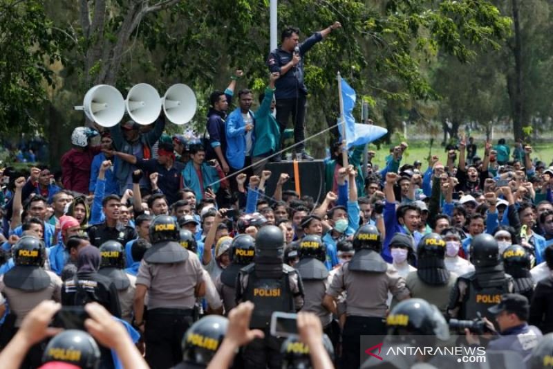 AKSI PENOLAKAN IZIN PERTAMBANGAN DI ACEH