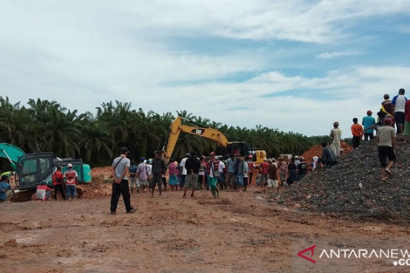 Ratusan warga  Mesuji  demo Waskita 