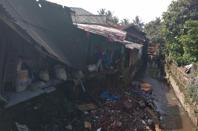 Rumah warga ambruk diterjang banjir di Garut