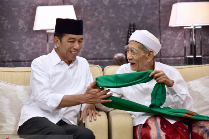 Jokowi mendapat hadiah dari Mbah Moen dan Habib Luthfi