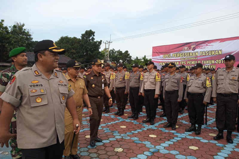 Satu polisi di Indramayu dapat tugas jaga delapan TPS