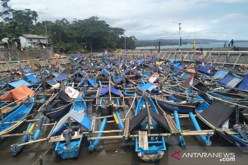 Nelayan pantai selatan Cianjur terpaksa  jual bibit udang ke bandar