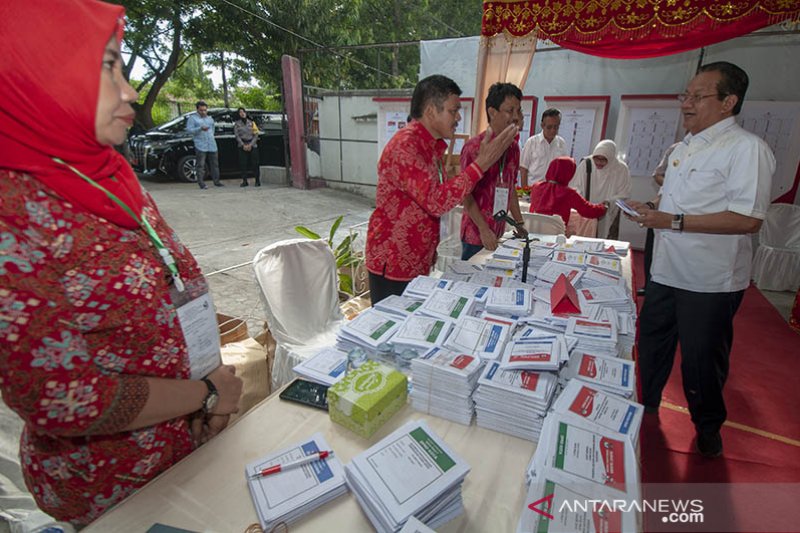 Gubernur salurkan hak suara di TPS 005