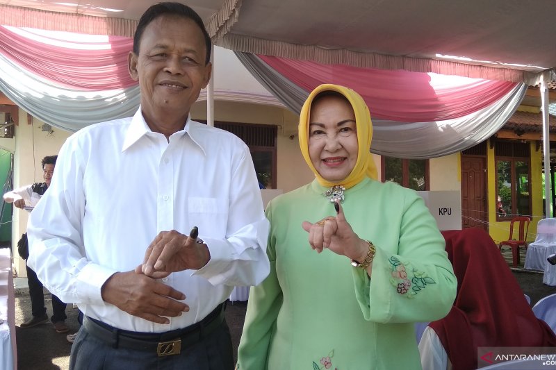 Wali Kota Metro bersama istri Heriyati Achmad Pairin mencoblos di TPS 013